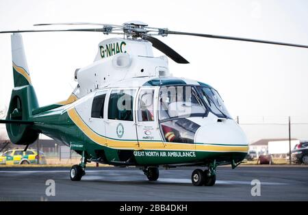 The Great North Air Ambulance, Eurocopter Dauphin AS365 N2, elicottero presso l'aeroporto di Teesside vicino a Darlington, County Durham, Regno Unito. 2/6/2020. Foto Stock