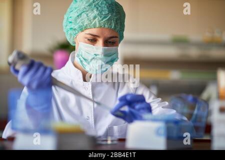 femmina sciallit fare ricerca in laboratorio analisi di un nuovo virus. corona virus concetto Foto Stock