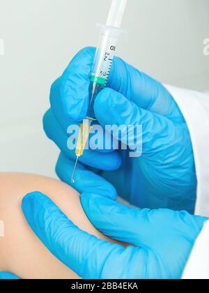 Ritratto di closeup di un infermiere che vaccina un bambino in ospedale Foto Stock