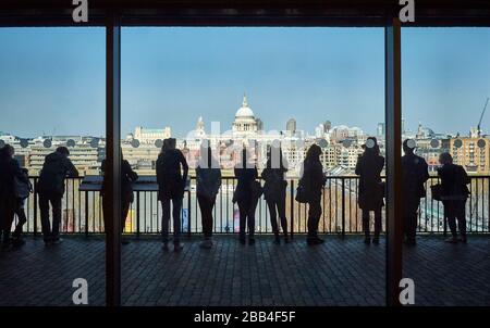 Vista dalla piattaforma di osservazione della Tate Modern attraverso la vetrata contrassegnata sulla Cattedrale di St. Paul a Londra. Foto Stock