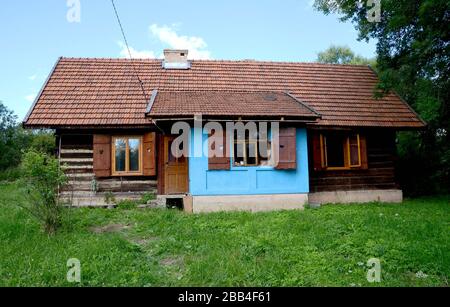 Un vecchio cottage rurale in legno nei Carpazi con un portico e persiane nel deserto Foto Stock