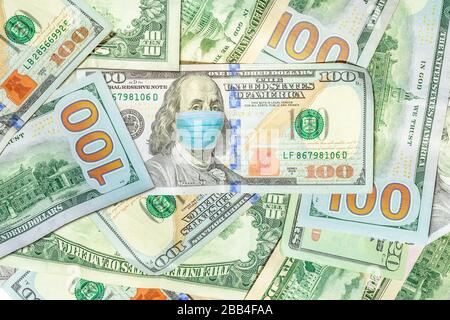 Maschera facciale sulla banconota da 100 dollari di Benjamin Franklin American. Concetto di business di Covid 19-NCP virus pandemic negli Stati Uniti. Covid-19 Foto Stock
