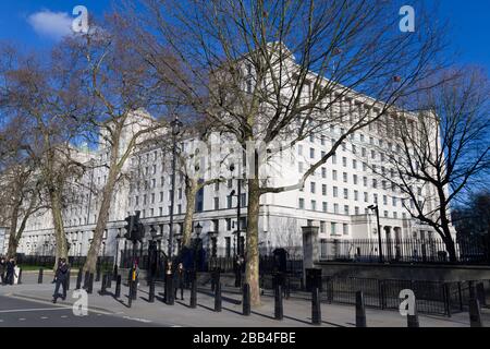 Il Ministero della Difesa britannico, edificio principale, Whitehall, Westminster, London, UK. L'edificio è stato progettato dall'architetto Vincent Harris. Foto Stock