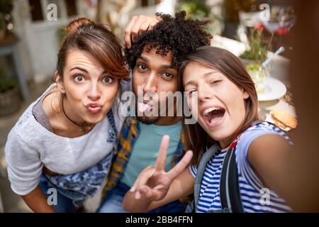 Il maschio Afro-americano con la femmina rende il viso divertente Foto Stock