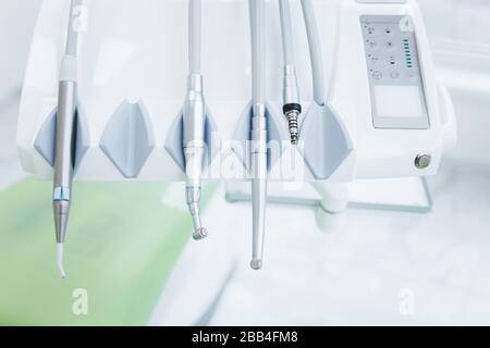 Moderni esercizi dentali in un ufficio dentista. Primo piano dell'unità odontoiatrica Foto Stock