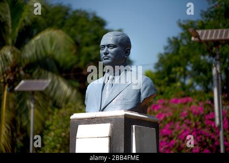 Parco nel centro di Margao Goa India bello verde parco con una statua busto di un uomo in a. giacca e cravatta senza mani in blu verniciato con vernice Foto Stock