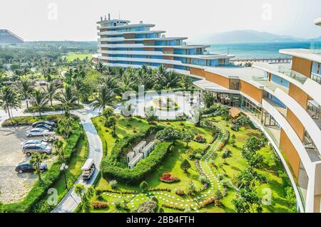 Incredibile oceano blu e rocce in Eo Gio, Quy Nhon, Binh Dinh, Vietnam. Vista dall'alto dal Drone. Foto Stock