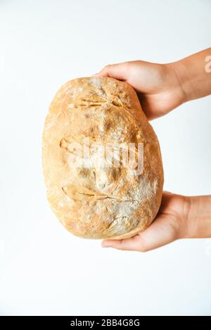 Mani di donna che tengono pane appena fatto in casa, vista dall'alto Foto Stock