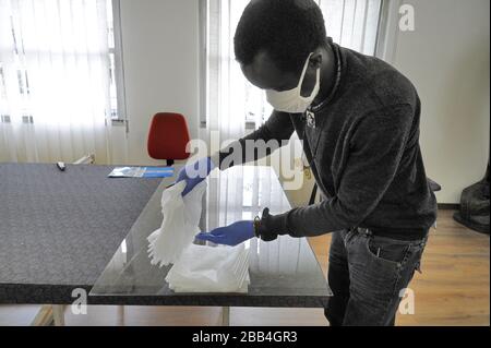 Ri-Maflow, fabbrica recuperata e autogestita dai suoi operai; nella nuova sede di Trezzano sul Naviglio (MI), conquistata dopo dieci anni di battaglie, gli artigiani hanno convertito le loro produzioni per realizzare maschere sanitarie contro Coronavirus, distribuite a chi ne ha bisogno, con un piccolo contributo, ma anche senza. Foto Stock