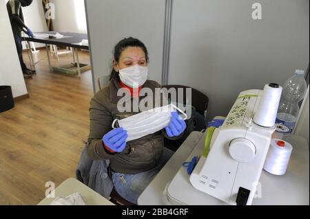 Ri-Maflow, fabbrica recuperata e autogestita dai suoi operai; nella nuova sede di Trezzano sul Naviglio (MI), conquistata dopo dieci anni di battaglie, gli artigiani hanno convertito le loro produzioni per realizzare maschere sanitarie contro Coronavirus, distribuite a chi ne ha bisogno, con un piccolo contributo, ma anche senza. Foto Stock