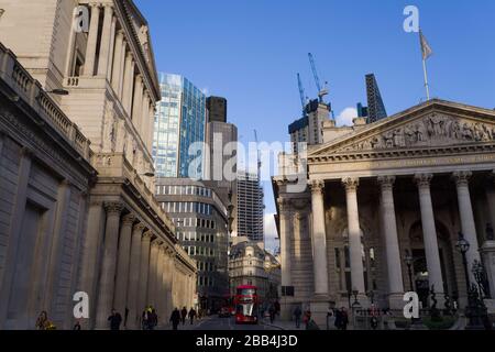 Una vista che guarda verso Threadneedle Street, Londra, con la banca di Bank of England (sulla sinistra) e la Royal Exchange sulla destra. Banca d'Inghilterra è t Foto Stock