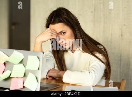 Ragazza di fronte al computer con adesivi attività Foto Stock