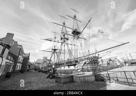 Hartlepool/UK - 11th Ottobre 2019: HMS Trincomalee foto grandangolare con edifici in bianco e nero il giorno soleggiato Hartlepool Maritime Museum Foto Stock