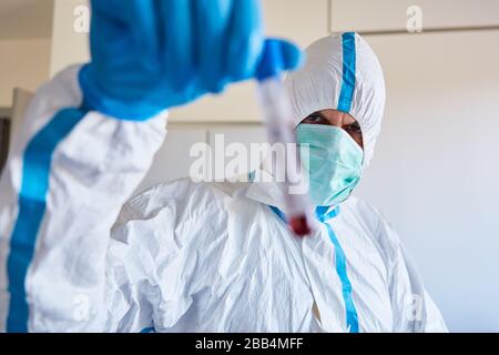 Campione di sangue per il test di Covid-19 in laboratorio per l'analisi in caso di pandemia di coronavirus Foto Stock