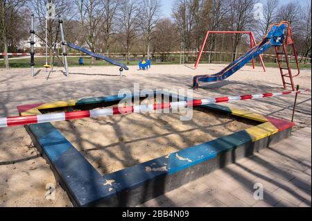 Misure di sicurezza: Un parco giochi per bambini è chiuso per evitare la diffusione del virus / covid-19 malattia durante la pandemia di coronavirus Foto Stock