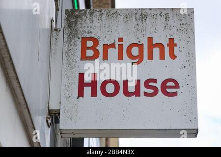 Vista generale di un logo BrightHouse in un negozio di Marlowes, Hemel Hempstead, poiché l'operatore di noleggio ha confermato di essere caduto in amministrazione con più di 2.400 posti di lavoro a rischio. Foto Stock