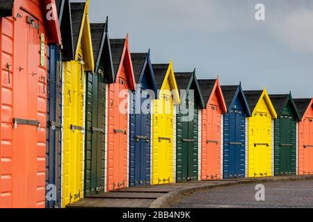 Fila di capanne sulla spiaggia di Dawlish Warren Foto Stock
