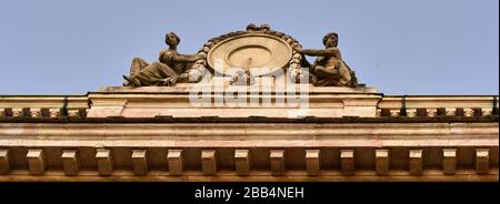 Bergamo, Italia, 14 dicembre 2019: Particolare dell'orologio nella facciata principale del Palazzo Medolago Albani di Bergamo, Città ́Alta Foto Stock