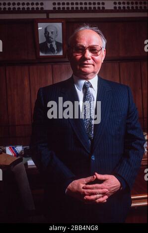 Mosca, URSS, agosto 1990; Vladamir Kyruchkov nel suo ufficio nell'edificio Lubyanka. Nel 1989 è stato nominato Presidente del KGB. Foto Stock