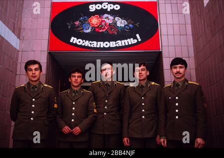 Mosca, URSS, agosto 1990; studenti del KGB Higher College sotto un sime che dice "Benvenuti!" Foto Stock