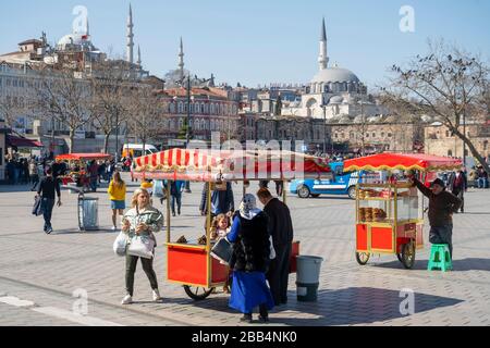 Türkei, Istanbul, Blick über den Eminönü Meydan (Piazza Eminönü), i rechts muoiono Rüstem Pasa Camii Foto Stock