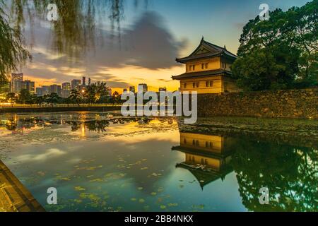 Il Palazzo Imperiale di Tokyo (皇居, Kōkyo, letteralmente "Residenza Imperiale") è la residenza primaria dell'Imperatore del Giappone. E' una grande area simile a un parco Foto Stock