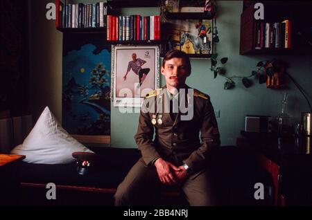 Mosca, URSS, agosto 1990; un giovane ufficiale del KGB nella sua stanza al KGB Higher College. Foto Stock