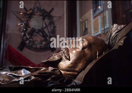 Mosca, URSS, agosto 1990; maschera della morte di Felix Bzerzhinky capo di Cheka - nel museo del KGB. Foto Stock