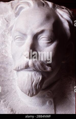 Mosca, URSS, 1990 agosto; ingresso al centro ricreativo KGB con un busto di Felix Bzerzhinky testa di Cheka. Foto Stock