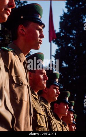 1990 guardie di frontiera KGB in parata a Gursfuv, la Crimea, URSS, agosto 1990 Foto Stock