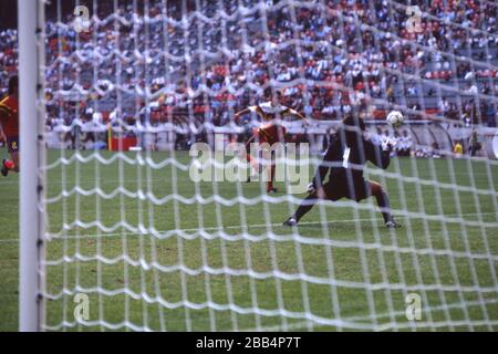 Pierre LITTBARSKI (GER) segna l'obiettivo per 1: 0 per la Germania, portiere Jose HIGUITA, Colombia, senza difesa, azione, tiro al traguardo, Germania GER BRD - Colombia COL 1: 1, turno preliminare, turno finale 3rd matchday, gruppo D, 19.06. 1990 a Milano, Coppa del mondo di calcio 1990 in Italia, 1989, © utilizzo in tutto il mondo Foto Stock