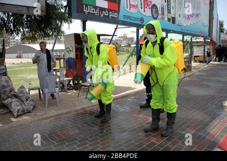 Gaza. 30th Mar, 2020. I lavoratori palestinesi sterilizzano una strada nella città di Gaza, il 30 marzo 2020. Credit: Rizek Abdeljawad/Xinhua/Alamy Live News Foto Stock