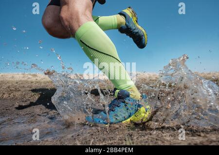 Uomo che corre in pista di fondo Foto Stock