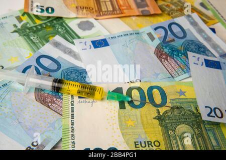 Costo della ripartizione del coronavirus in europa banconote e vaccini in euro Foto Stock