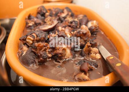 Orecchio di maiale. Ingrediente della Feijoada Brasiliana tradizionale Foto Stock