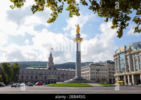 Piazza della libertà e della Vittoria a Tbilisi, Georgia, con il Monumento alla libertà che mostra la Statua di San Giorgio in una colonna centrale. Tbilisi Municipio dietro. Foto Stock