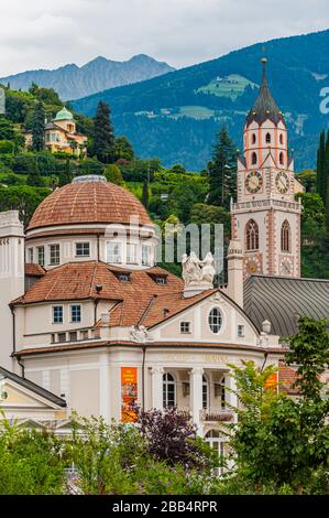 Italia - Alto Adige Merano - Italia Alto Adige - Merano - Kurhaus e Campanile della Cattedrale di San Nicolò Foto Stock