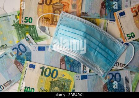 Costo della ripartizione del coronavirus in europa banconote e vaccini in euro Foto Stock