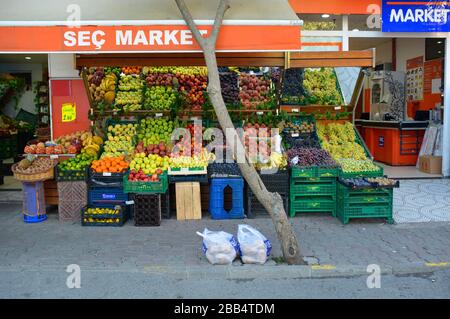 Kinaliada, Turchia - Settembre 18th 2019. Un negozio di frutta e verdura Kinaliada nelle Isole dei principi, chiamato anche Adalar, nel Mar di Marmara Foto Stock