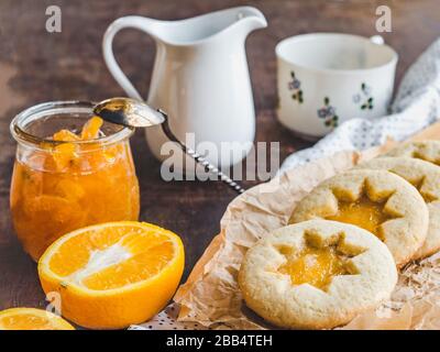 Biscotti Freschi e marmellata di arancio. Close-up, vista laterale Foto Stock