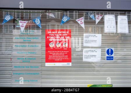 Coronavirus Covid-19 avviso in una finestra di negozio di farmacia a Muswell Hill London, 29th Marzo 2020 Foto Stock