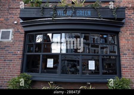 Coronavirus Covid-19 avviso nella finestra del pub Village Green, Muswell Hill London, 29th marzo 2020 Foto Stock