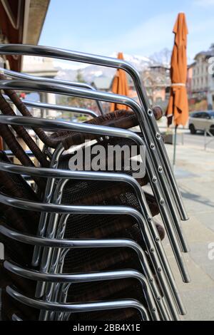 Chaises en plastique entassées devant un ristorante. Amministrazione di fermeture. Coronavirus. Covid-19. Saint-Gervais-les-Bains. Alta Savoia. Foto Stock