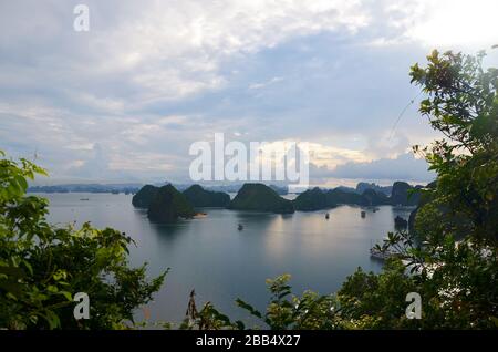 Halong Bay al mattino presto poco prima dell'alba Foto Stock