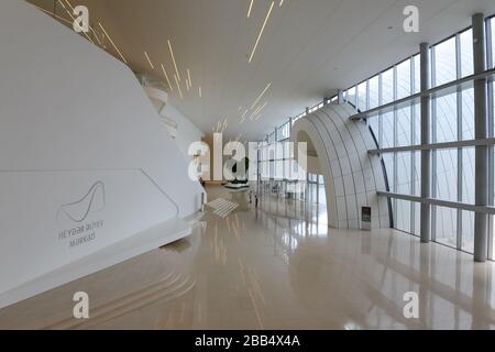 Sala interna del Centro Heydar Aliyev, un complesso culturale a Baku, Azerbaigian. Linee curve moderne in colori bianchi. Progettato da Zaha Hadid Foto Stock