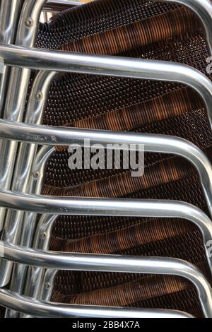 Chaises en plastique entassées devant un ristorante. Amministrazione di fermeture. Coronavirus. Covid-19. Saint-Gervais-les-Bains. Alta Savoia. Foto Stock