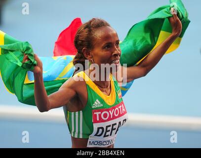 Il Meseret Defar dell'Etiopia celebra la vittoria della 5000m finale femminile il giorno 8 dei Campionati mondiali di atletica leggera IAAF 2013 allo stadio Luzhniki di Mosca, Russia. Foto Stock
