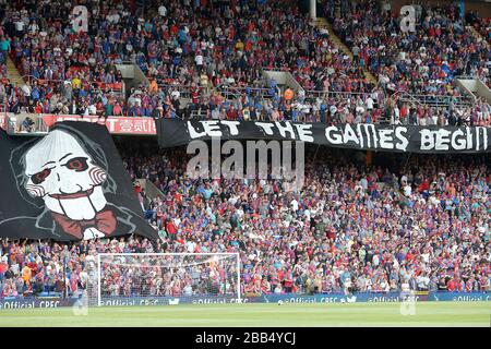 Un banner che porta la faccia di Billy il Puppet dai film visti negli stand di Selhurst Park Foto Stock