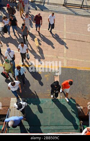 Burgazada, Turchia - Settembre 18th 2019. I turisti salirete a bordo del traghetto per Moda a Kadikoy, Istanbul, presso la stazione dei traghetti Burgazada nelle Isole dei principi Foto Stock