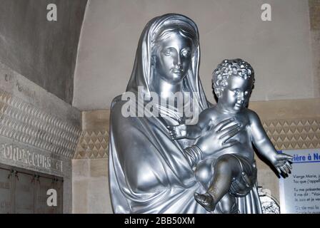 Statua della Vergine Maria / Vierge Marie con Gesù bambino, nella cripta, vicino al bruciatore nella Basilica Notre-Dame de la Garde, la Bonne Mère Foto Stock
